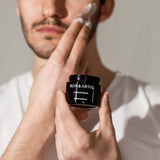 REIN & ARTIG Gesichtscreme Model Anwendung Hautpflege Mann reinartig Gesichtspflege für Männer Bio Vegan natürlich Anti-Aging